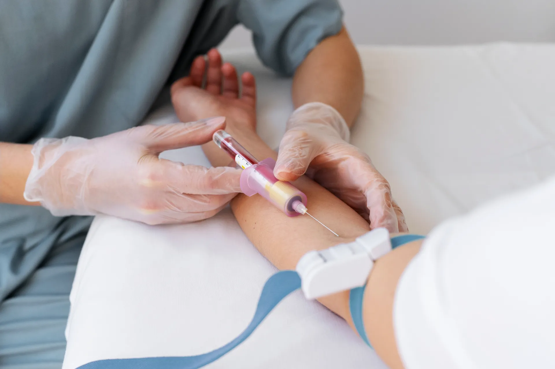 Recoltare sânge pentru analize medicale la Euromed Ploiești