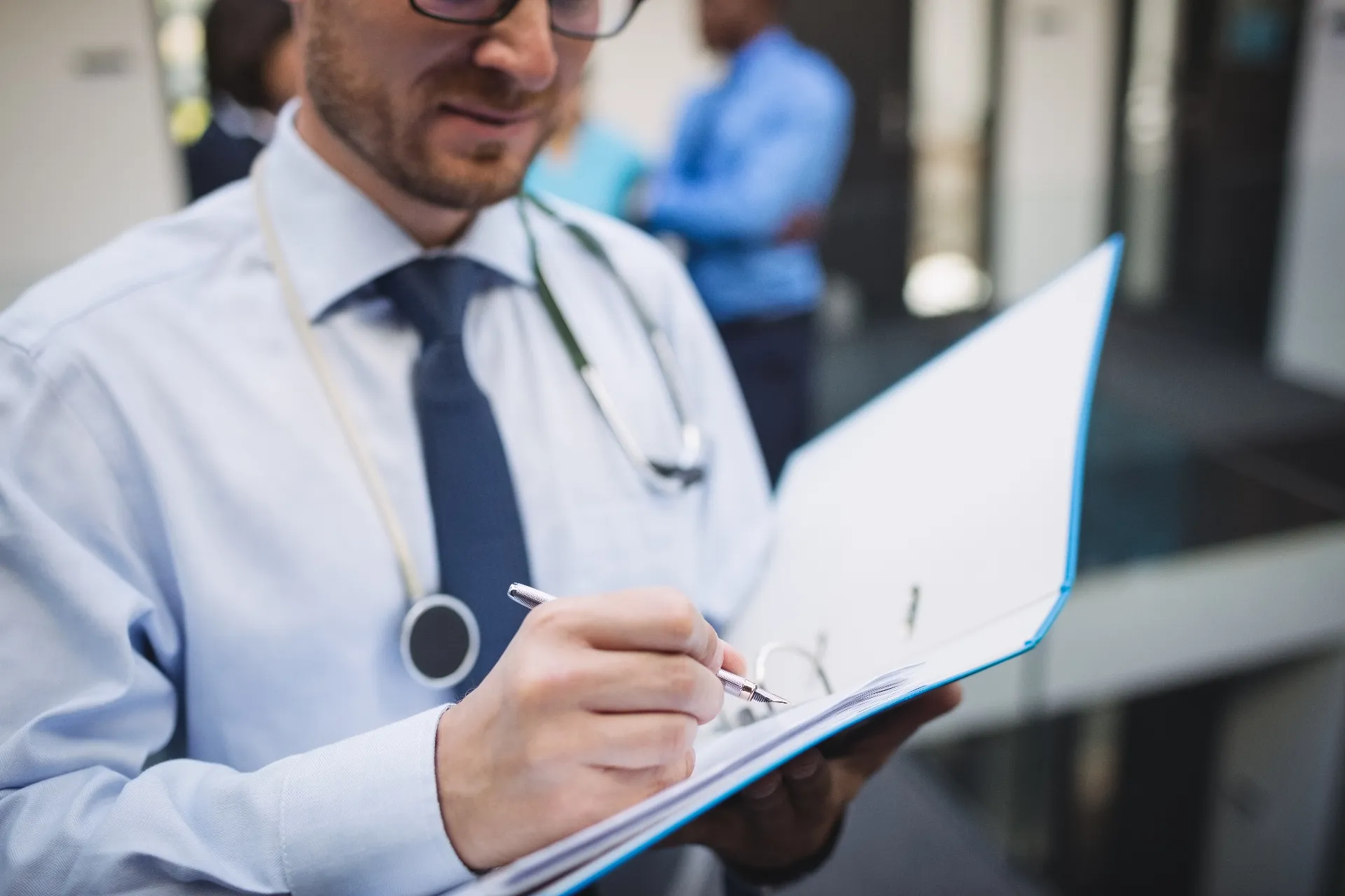 Medic completând raport medical la Euromed Ploiești