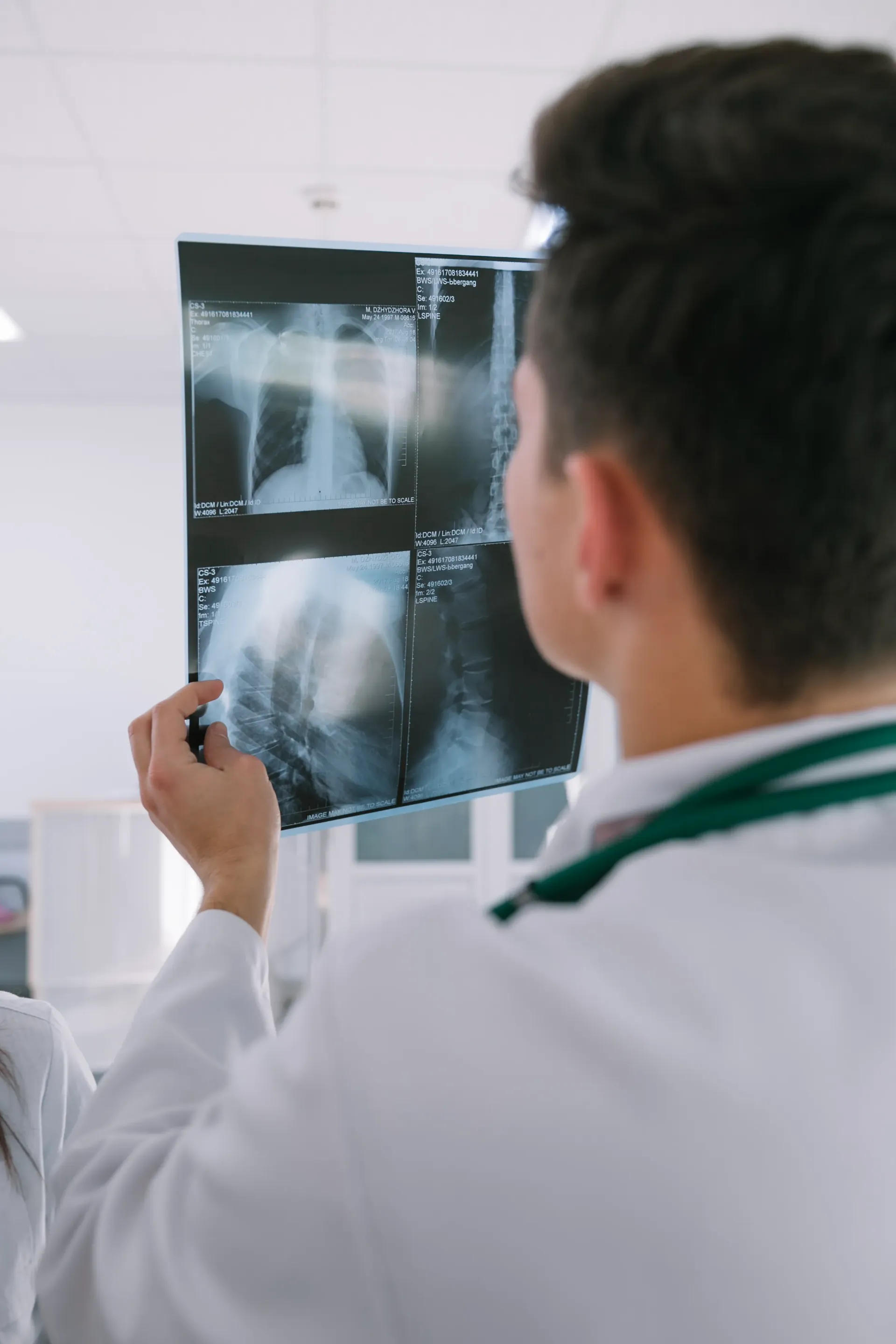 Radiografie analizată de medic la Euromed Ploiești